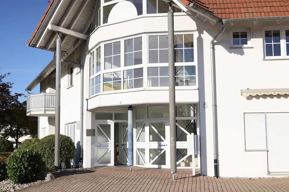 Praxiseingang in Blitzenreute